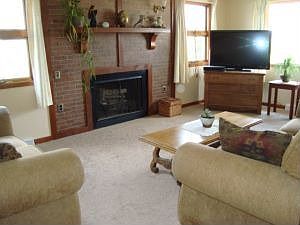 3rd image of 1090 N Farnham St