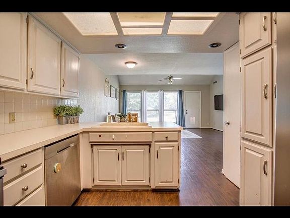 2nd image of 110 N Greenleaf Dr