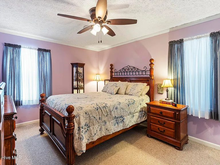 606 Manassas Dr — Photo 5