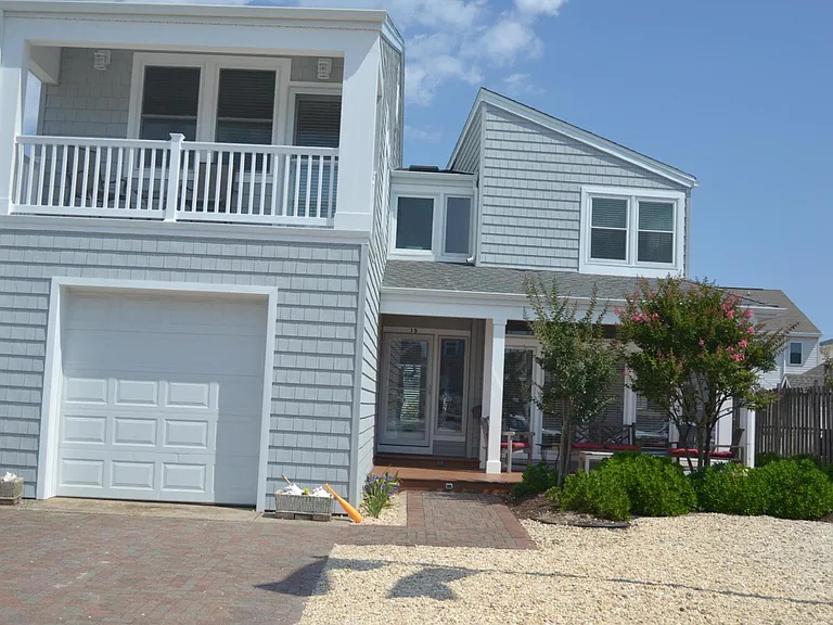 15 Ortley Ave — Photo 2