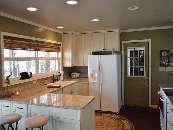 Image 5: Updated Kitchen w/ Granite