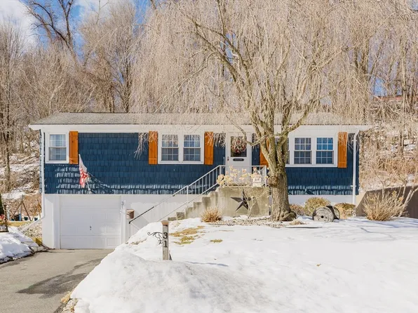 31 Bray Park Dr, Holyoke, MA 01040