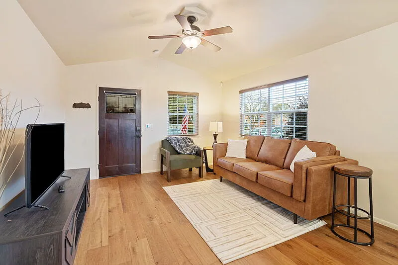 2 bed, 1.0 bath, 1045 sqft, $3,400 — Photo 4