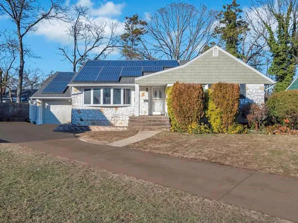 82 Royal Drive, Freeport, NY 11520