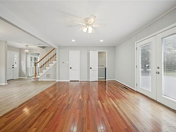 5th image of 740 Yorkshire Dr