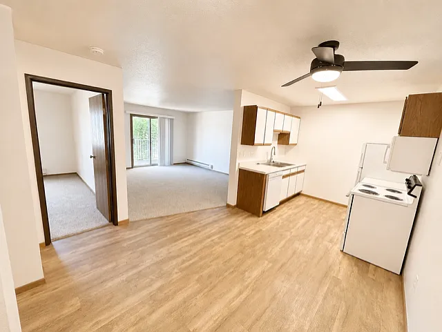 Greenbrier Apartments — Photo 20