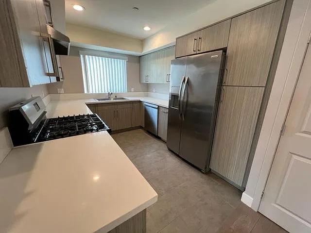 14848 Delano St #301 — Photo 5