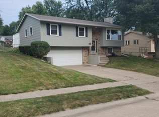 1985 Hollow View Dr, Bettendorf, IA 52722