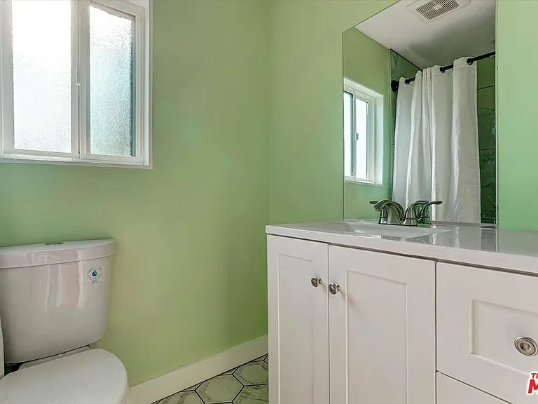 5726 Woodman Ave #2 — Photo 25