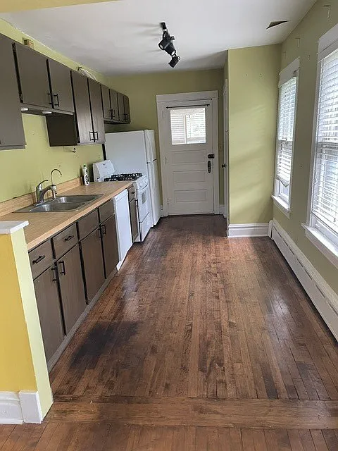 2 bed, 1200 sqft, $2,500 — Photo 4