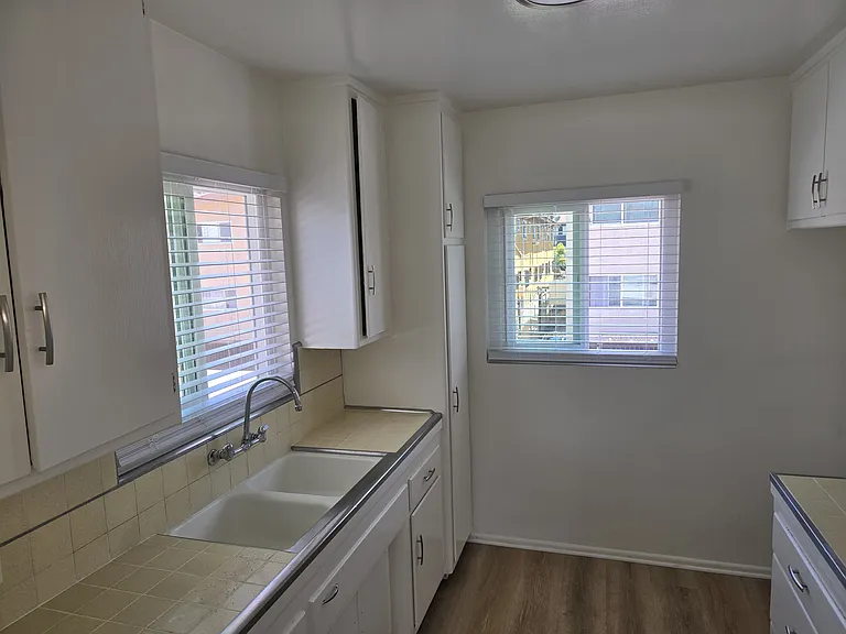 4830 Coliseum St #8 — Photo 5