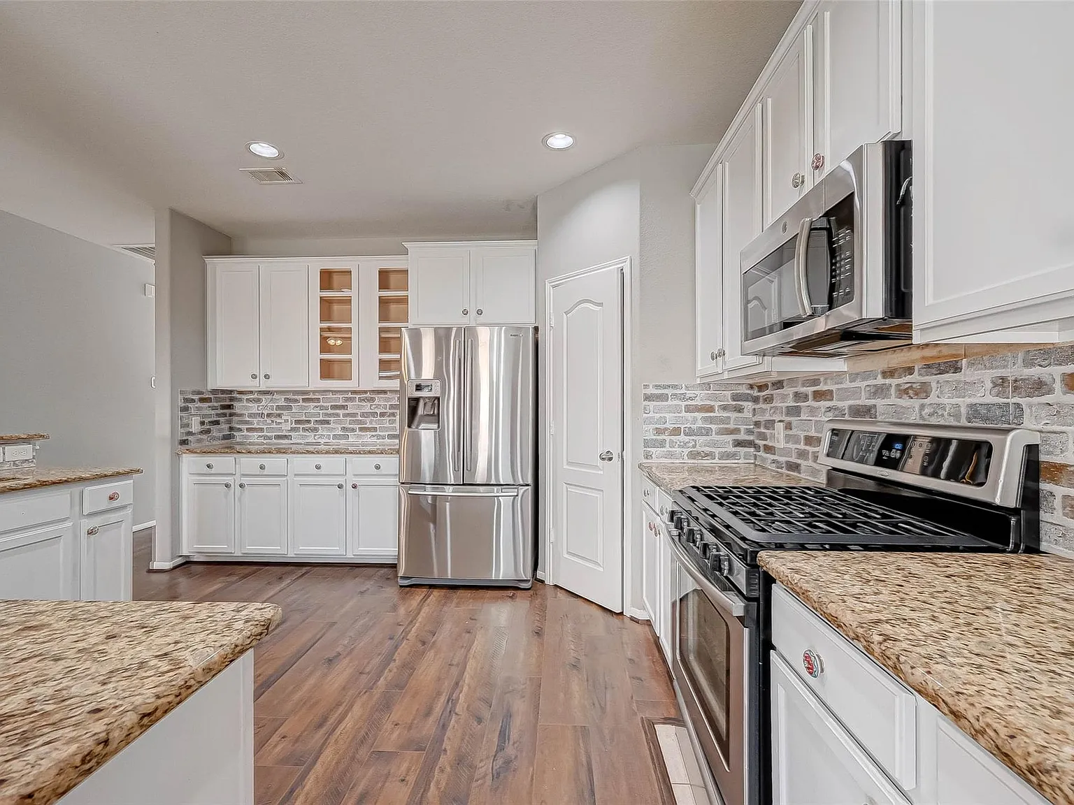 5 bed, 4.0 bath, 3682 sqft, $2,800 — Photo 4