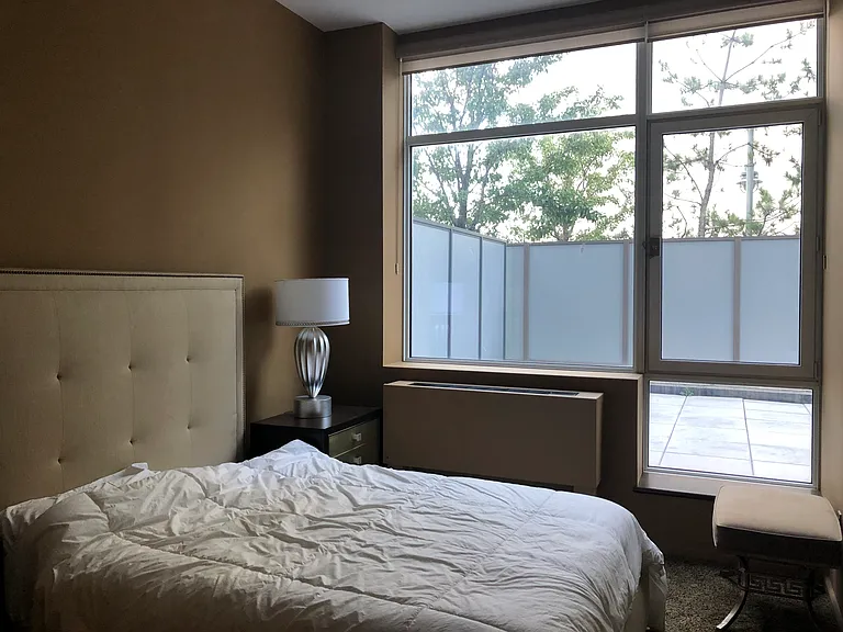 635 W 42nd St #2B — Photo 4