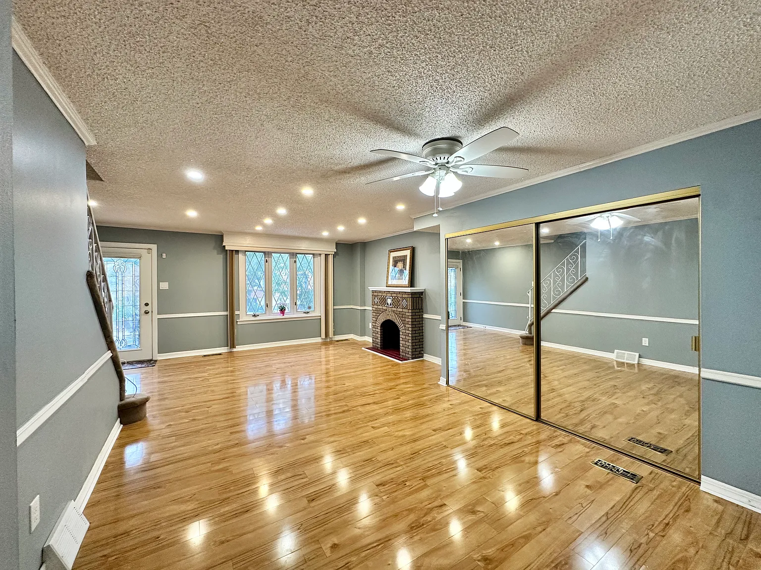3 bed, 1100 sqft, $1,900 — Photo 3