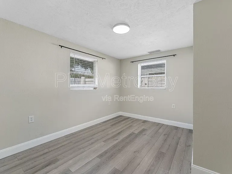 6121 N Falkenburg Rd — Photo 32