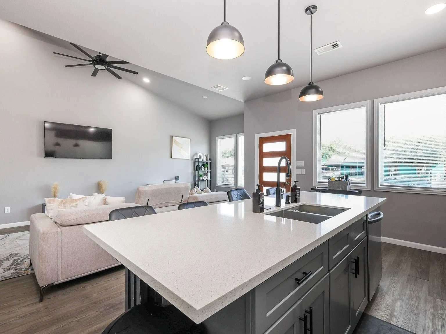 3 bed, 2.0 bath, 1707 sqft, $2,300 — Photo 4