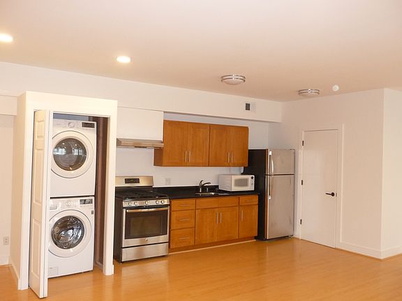 Kitchen w Washer/Dryer