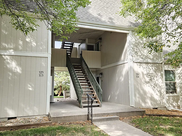 512 E Monroe Dr #C323 — Photo 1