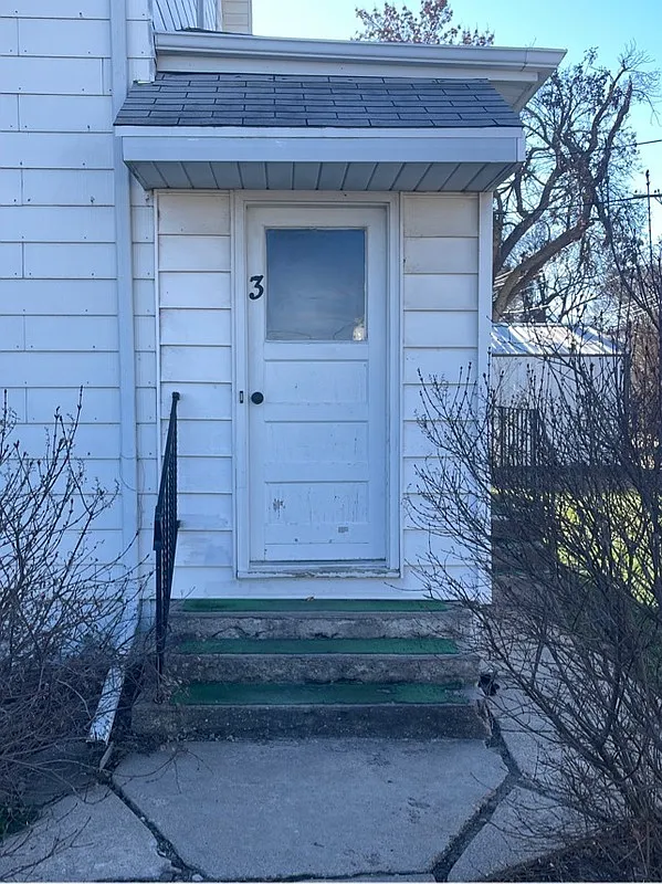 Building Photo - 705 6th Ave #3