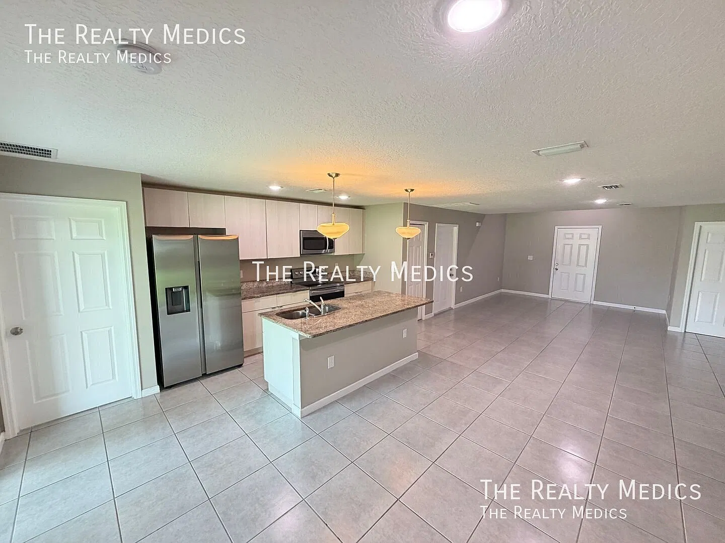 Modern 4 Bedroom Palm Bay Home No Carpet! — Photo 4