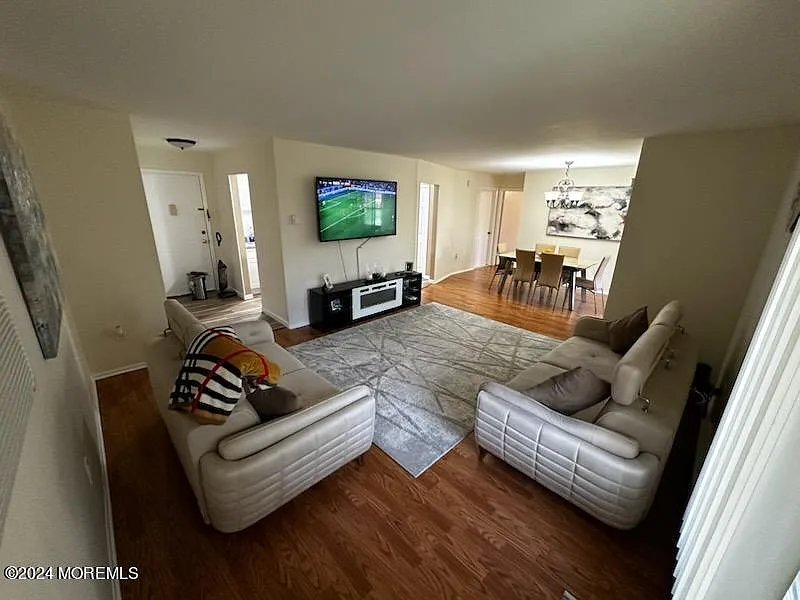 1 bed, 920 sqft, $1,900 — Photo 4