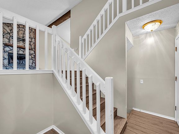 3rd image of 1613 E Brendonwood Rd