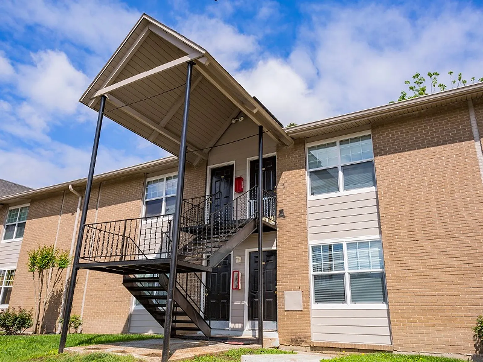 Maple Creek Apartments — Photo 3