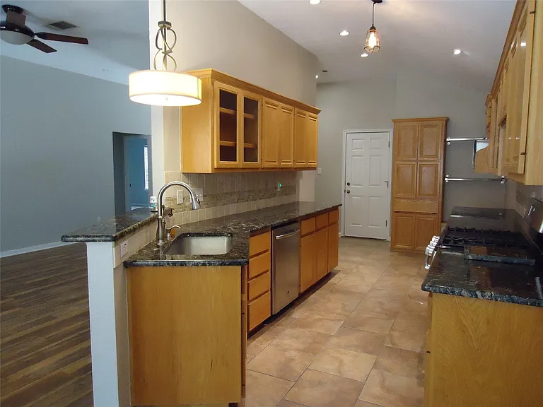 1404 Peachtree Valley Dr — Photo 3