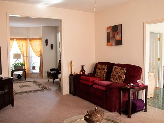 5th image of 3889 Glenlake Dr