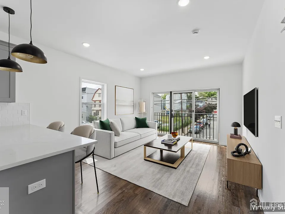 910 Bergen St #1
