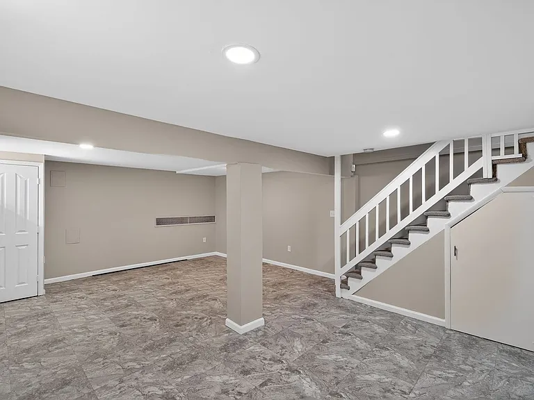 1105 Carrington Ave — Photo 8