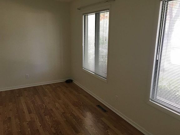 3rd image of 918 N Oakwood Dr
