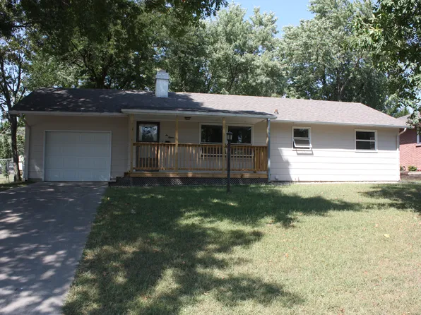 615 Prospect St, Clay Center, KS 67432