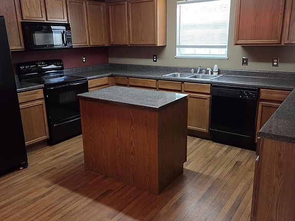 4th image of 220 Appletree Ln