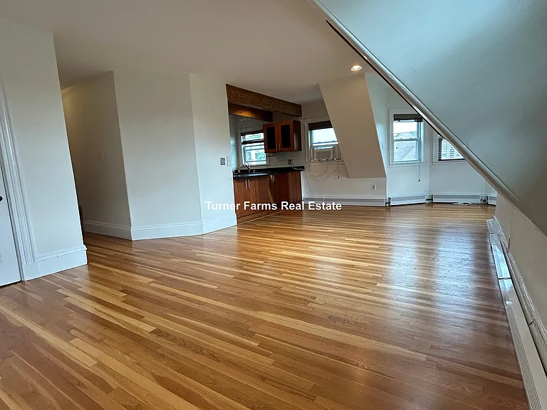 185 Davis Ave — Photo 3