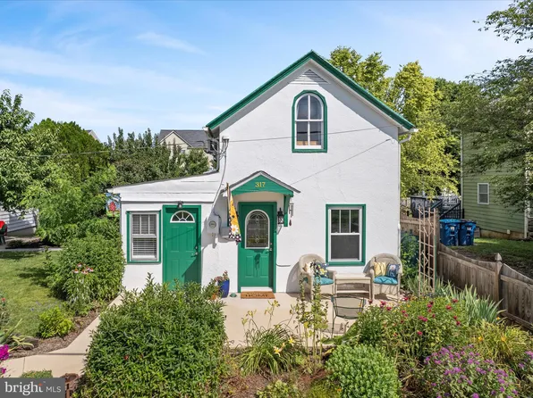 317 1st St, Berryville, VA 22611