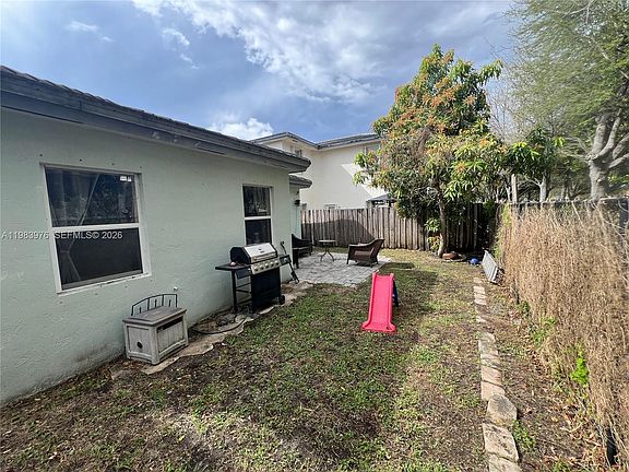 4th image of 195 NE 36th Ter