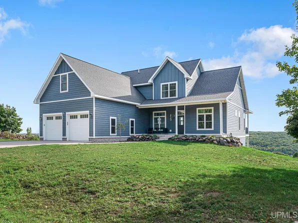 820 Valley View Dr, Hancock, MI 49930