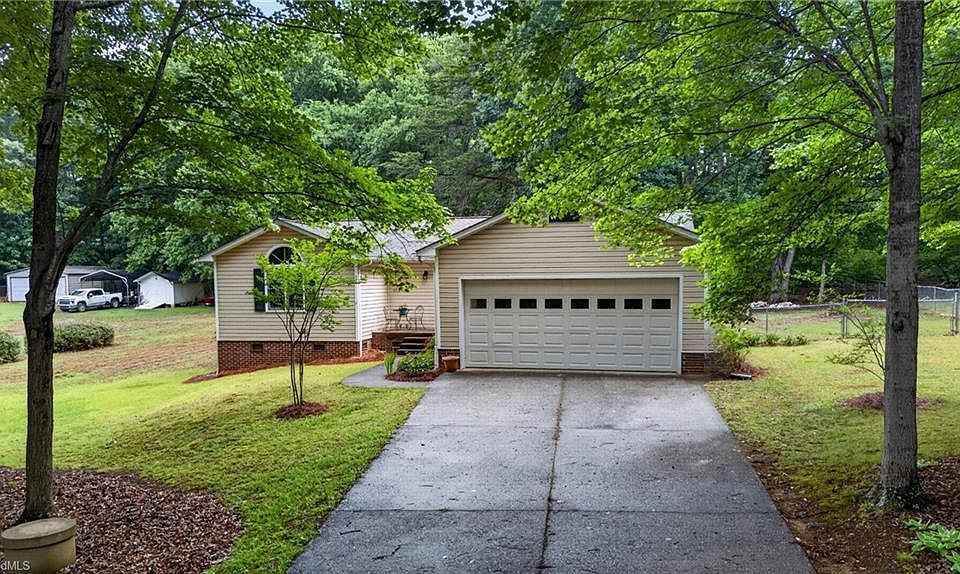 1st image of 2387 Woodridge Dr