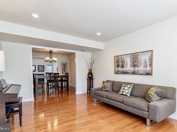 4th image of 19 Chantilly Ct
