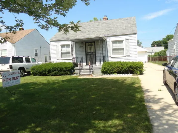 19317 Woodside St, Harper Woods, MI 48225
