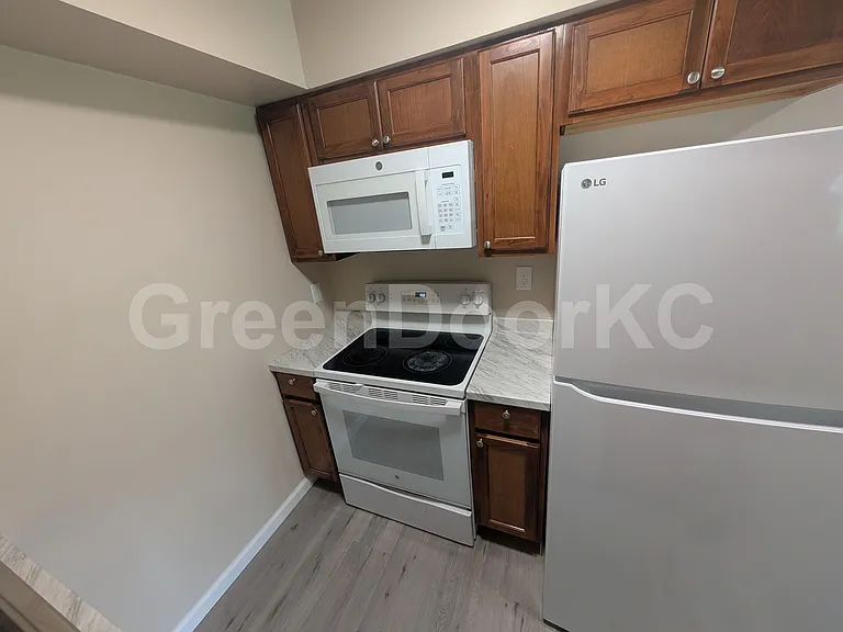 405 Holiday Dr — Photo 2
