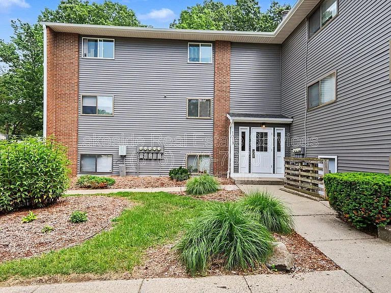 Maple Leaf Apartments — Photo 92