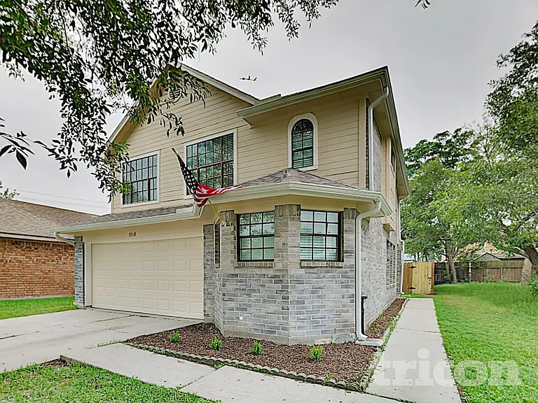 1050 Maclesby Ln — Photo 2