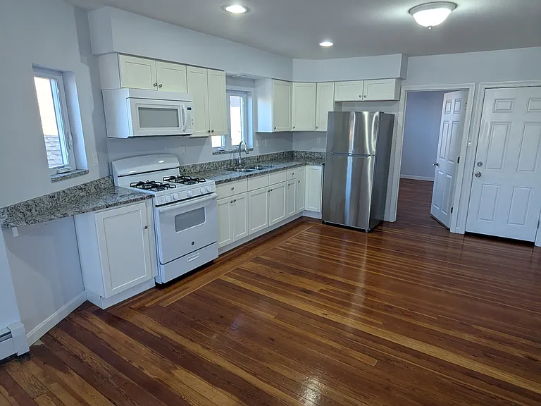 140 Branscomb St #2 — Photo 4
