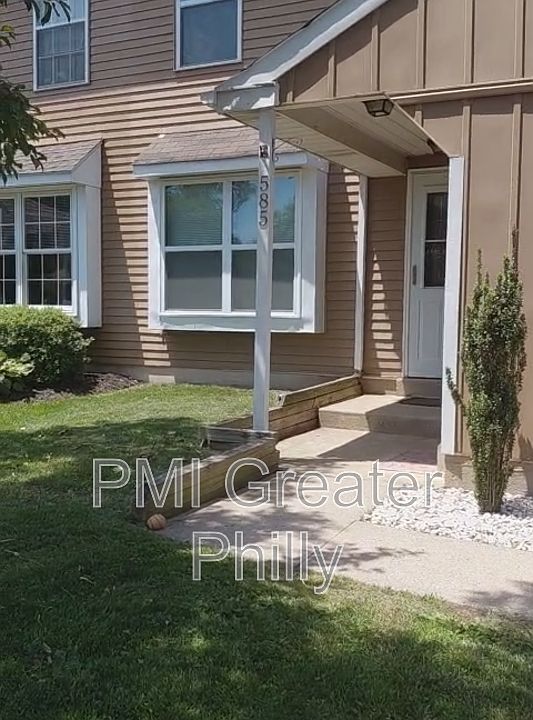 1st image of 585 Wrensong Rd APT A