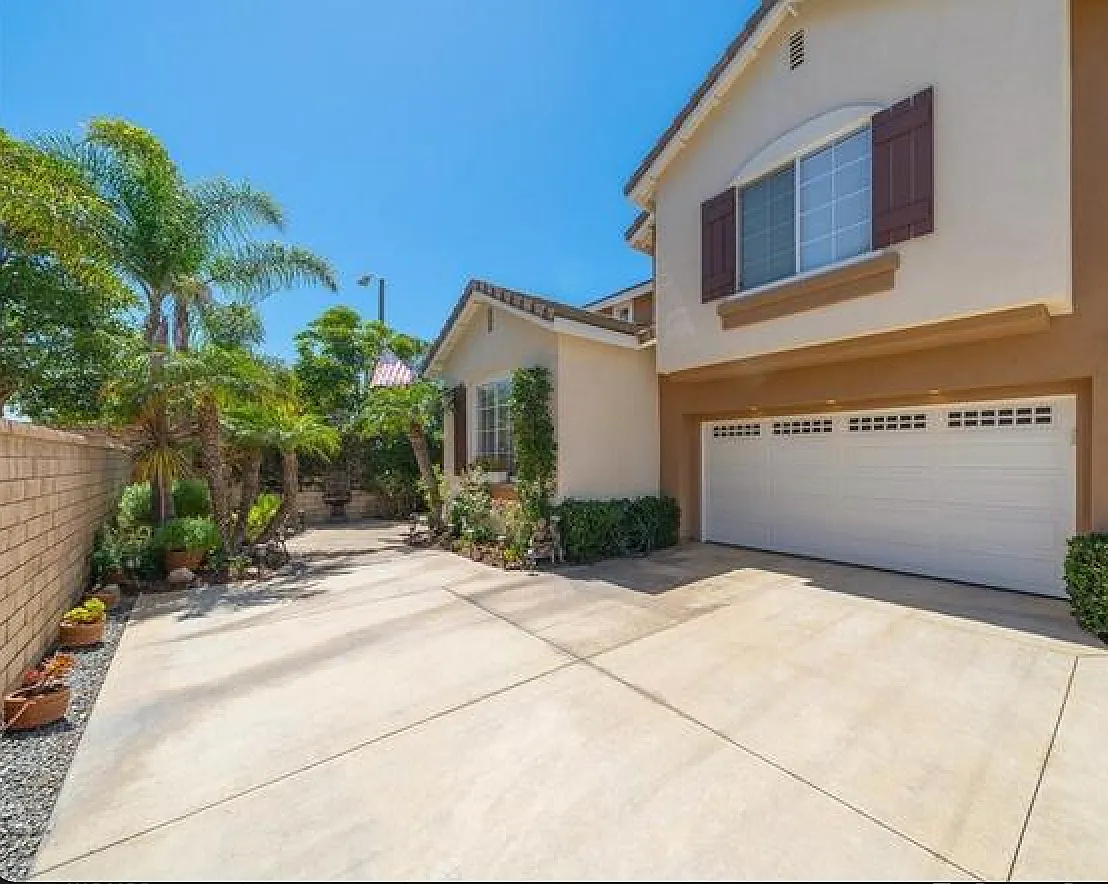 4 bed, 2135 sqft, $5,850 — Photo 1
