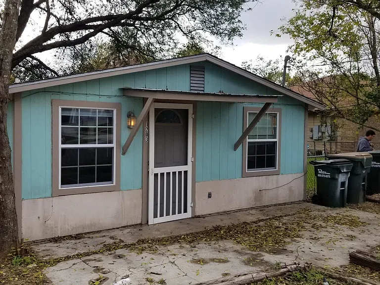1203 W Martin Luther King Blvd — Photo 2