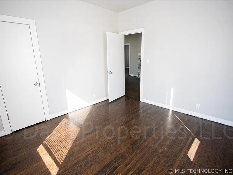 2604 E 7th St S — Photo 34