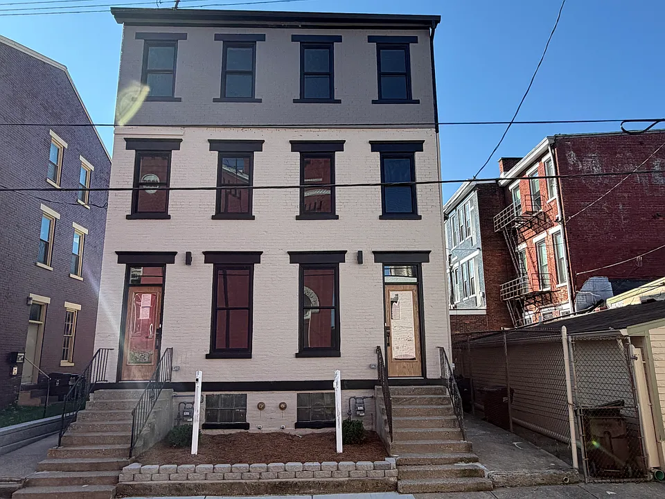 11 E 9th St